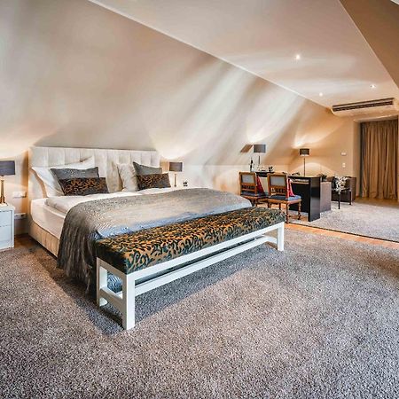 مبيت وإفطار التيف Residenz Weingut Schloss Reinhartshausen المظهر الخارجي الصورة
