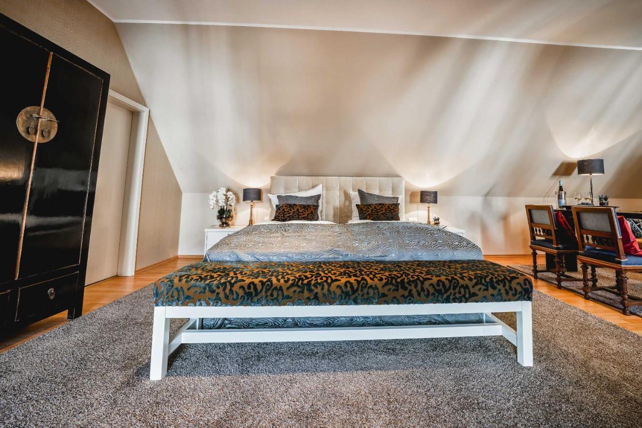 مبيت وإفطار التيف Residenz Weingut Schloss Reinhartshausen المظهر الخارجي الصورة